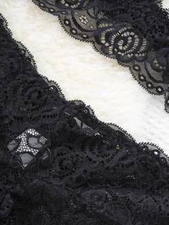 Ensemble de lingerie 3 pièces pour femme en dentelle florale soutien-gorge à fines bretelles culotte et peignoir kimono.