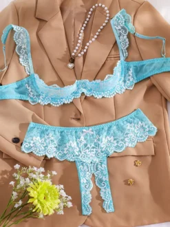 Ensemble de lingerie 2 pièces sans entrejambe et sans bonnets avec nœuds et soutien-gorge rouge