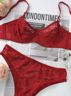 Ensemble de lingerie : soutien-gorge à armatures en dentelle florale et culotte taille haute