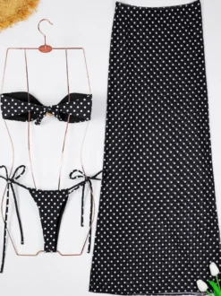 Ensemble de maillot de bain et cache-maillots bleu marine foncé sans manches.