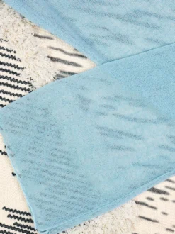 Ensemble de maillot de bain et cache-maillot bleu athlétique à manches longues et dos nageur.