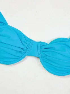 Ensemble de maillot de bain et cache-maillot bleu athlétique à manches longues et dos nageur.