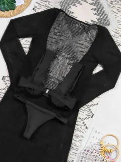 Ensemble de maillot de bain et cache-maillot bleu athlétique à manches longues et dos nageur.
