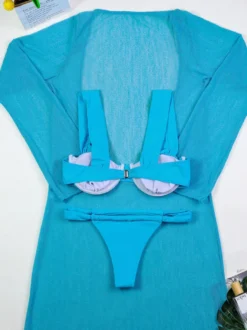 Ensemble de maillot de bain et cache-maillot bleu athlétique à manches longues et dos nageur.