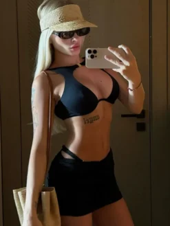 Ensemble de maillots de bain et cache-maillots noirs sexy à lacets et dos nu. Maillot de bain d'été