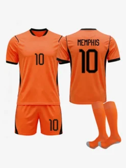Ensemble de 3 maillots domicile de l'équipe nationale de football des Pays-Bas (2026) : Virgil (n° 4) De Jong (n° 21) et De Jong (n° 21).