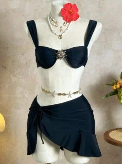 Ensemble de plage 2 pièces bikini à armatures et jupe portefeuille à volants avec décoration métallique