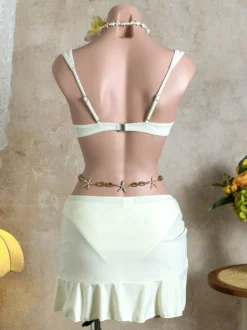 Ensemble de plage 2 pièces bikini à armatures et jupe portefeuille à volants avec décoration métallique