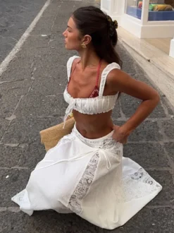 Ensemble deux pièces blanc décontracté avec jupe sans manches sculptante et découpes idéal pour la plage.