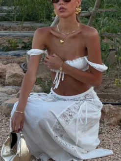 Ensemble deux pièces blanc décontracté avec jupe sans manches sculptante et découpes idéal pour la plage.