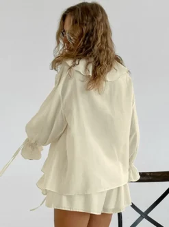 Ensemble deux pièces blanc décontracté pour tous les jours : haut à volants col en V manches longues et pantalon.