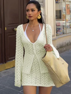 Ensemble deux pièces blanc sexy en maille idéal pour les vacances : jupe longue à manches longues et col en V.