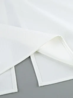 Ensemble deux pièces : boutons blancs col rond chic jupe sans manches.