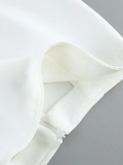 Ensemble deux pièces : boutons blancs col rond chic jupe sans manches.