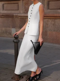 Ensemble deux pièces : boutons blancs col rond chic jupe sans manches.