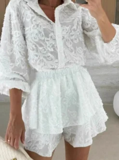 Ensemble deux pièces chemise en dentelle et short chemisier à manches longues et revers jupe courte à volants superposés tenue blanche décontractée