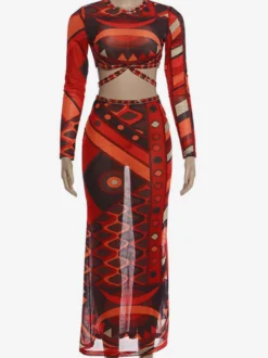 Ensemble deux pièces en maille à imprimé géométrique tribal pour femme : haut court à manches longues et jupe maxi rouge tenue ethnique pour soirée.