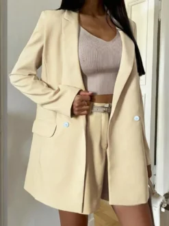 Ensemble deux pièces pour femme : veste blazer longue et short taille haute couleur abricot idéal pour le bureau.