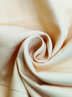 Ensemble deux pièces pour femme : veste blazer longue et short taille haute couleur abricot idéal pour le bureau.