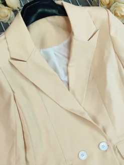Ensemble deux pièces pour femme : veste blazer longue et short taille haute couleur abricot idéal pour le bureau.