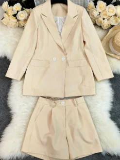 Ensemble deux pièces pour femme : veste blazer longue et short taille haute couleur abricot idéal pour le bureau.