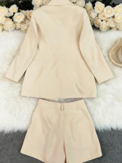 Ensemble deux pièces pour femme : veste blazer longue et short taille haute couleur abricot idéal pour le bureau.