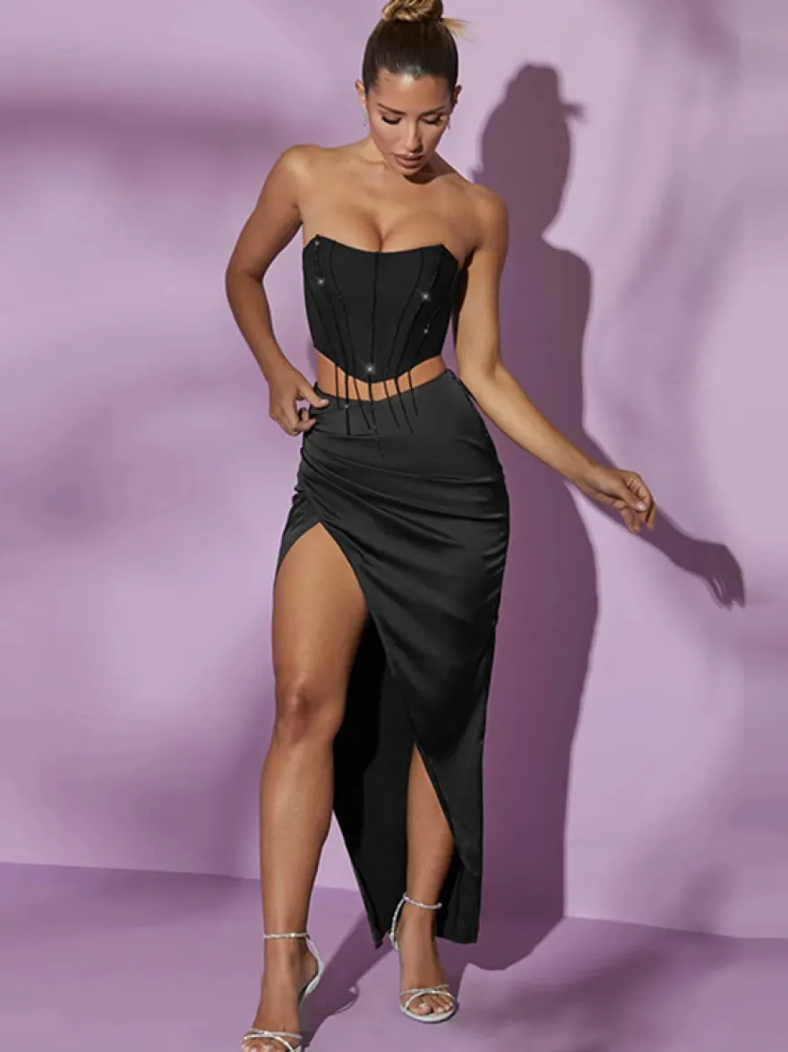 Ensemble deux pièces pour soirées : haut corset bustier à franges et jupe maxi fendue et froncée.