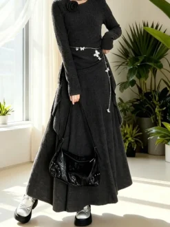 Ensemble deux pièces robe maxi en maille côtelée gris foncé ornée d'un col fleuri et d'une jupe longue à volants
