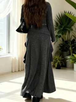 Ensemble deux pièces robe maxi en maille côtelée gris foncé ornée d'un col fleuri et d'une jupe longue à volants