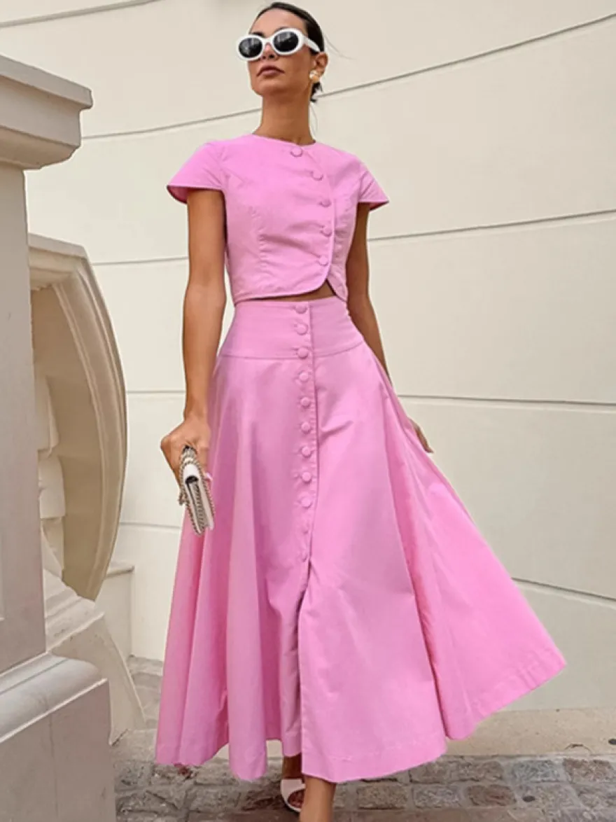 Ensemble deux pièces rose avec haut court et jupe longue taille haute pour l'été 2026