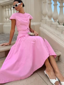 Ensemble deux pièces rose avec haut court et jupe longue taille haute pour l'été 2026