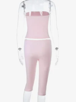 Ensemble deux pièces rose en dentelle : haut bustier sans bretelles legging capri taille haute et bordure en dentelle.