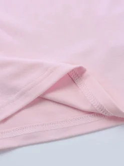 Ensemble deux pièces rose en dentelle : haut bustier sans bretelles legging capri taille haute et bordure en dentelle.