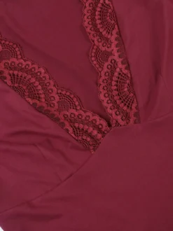 Ensemble deux pièces : top court slim à décolleté plongeant en dentelle et jupe sirène à ourlet asymétrique.