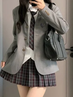 Ensemble Lolita JK d'uniforme scolaire japonais manteau à carreaux noirs à manches longues et jupe plissée.