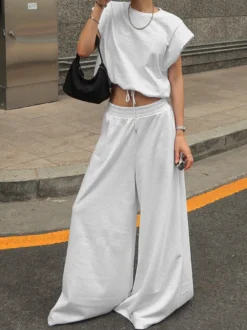 Ensemble lounge gris chiné : haut oversize à manches courtes et taille élastique pantalon large.