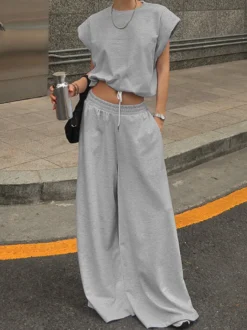 Ensemble lounge gris chiné : haut oversize à manches courtes et taille élastique pantalon large.
