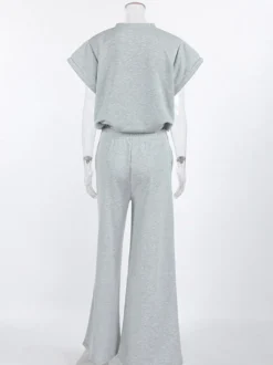 Ensemble lounge gris chiné : haut oversize à manches courtes et taille élastique pantalon large.