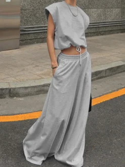 Ensemble lounge gris chiné : haut oversize à manches courtes et taille élastique pantalon large.