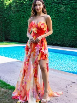Ensemble maillot de bain bleu chic à volants et bretelles décolletées.