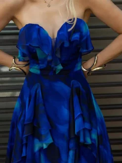 Ensemble maillot de bain bleu chic à volants et bretelles décolletées.
