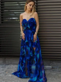 Ensemble maillot de bain bleu chic à volants et bretelles décolletées.