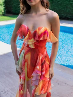 Ensemble maillot de bain bleu chic à volants et bretelles décolletées.
