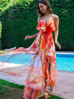Ensemble maillot de bain bleu chic à volants et bretelles décolletées.