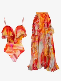 Ensemble maillot de bain bleu chic à volants et bretelles décolletées.