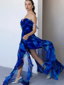 Ensemble maillot de bain bleu chic à volants et bretelles décolletées.