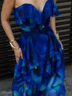Ensemble maillot de bain bleu chic à volants et bretelles décolletées.