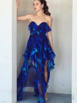 Ensemble maillot de bain bleu chic à volants et bretelles décolletées.