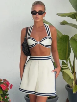 Ensemble maillot de bain deux tons blanc élégant à lacets et dos nu.