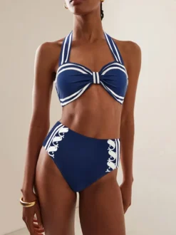 Ensemble maillot de bain deux tons bleu sexy à lacets et dos nu avec cache-maillots et paréos.